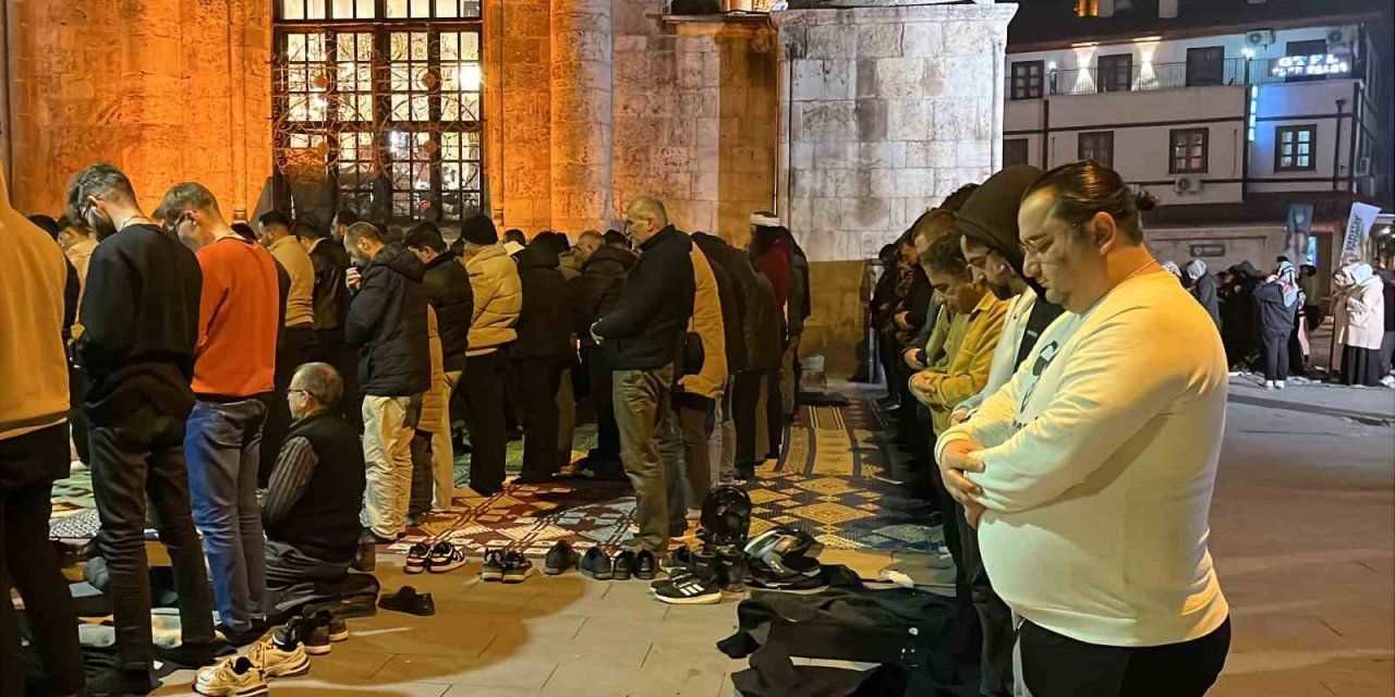 Konya’da Kandil Gecesi: Camiler Doldu, Dualar Yükseldi
