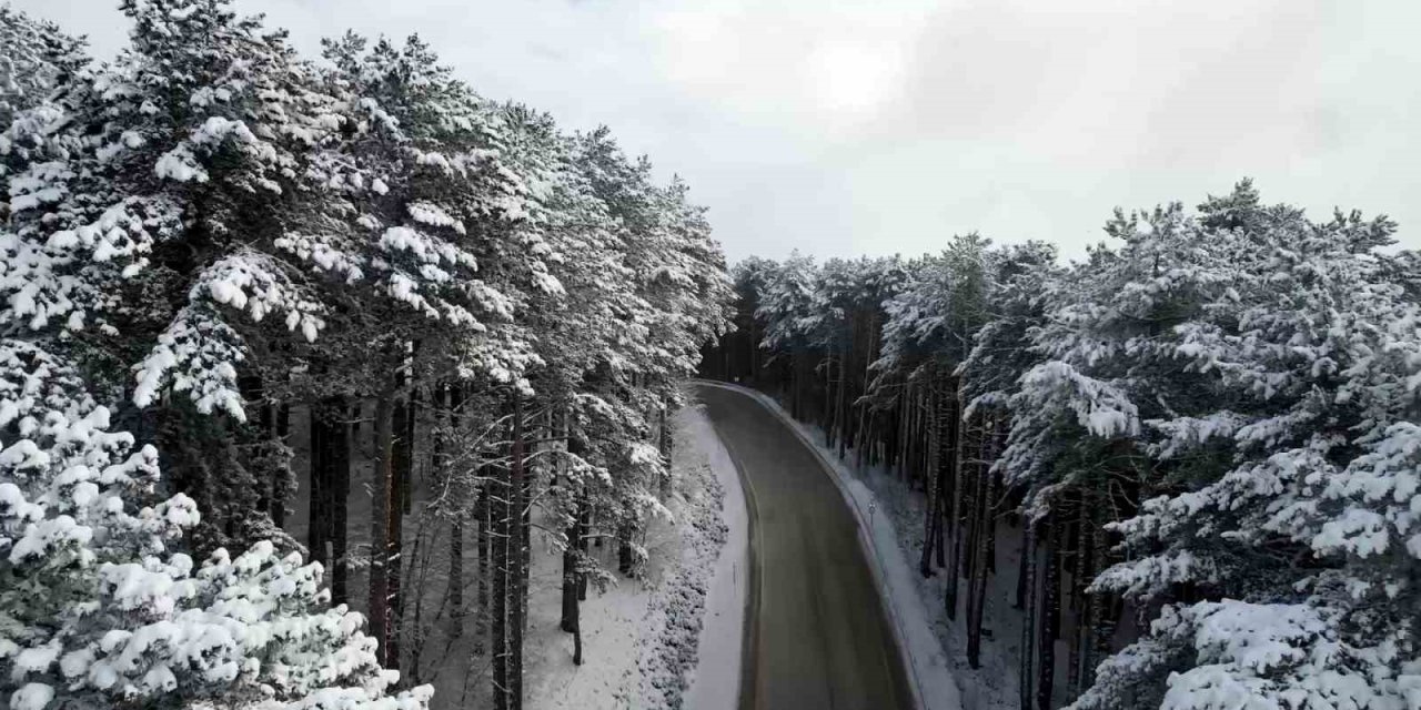 Beyaz örtüyle Uludağ’ın virajları görsel şölene dönüştü