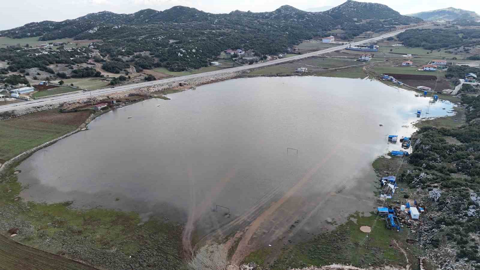 Doğa kendine geliyor! Göl su tutmaya başladı
