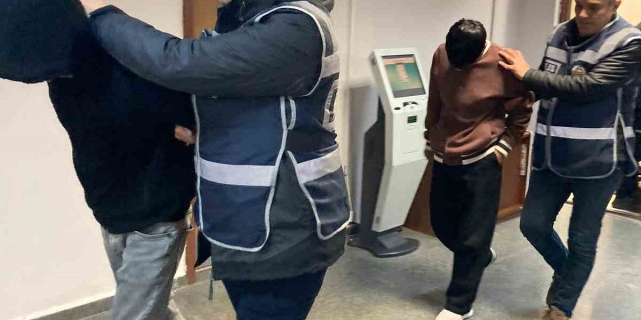 Çaldıkları Motosikleti Parçalarken Yakalandılar