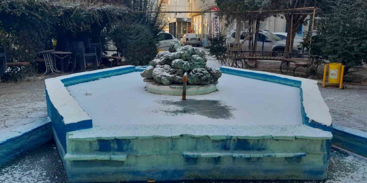 Eksi 15 Karapınar’ı dondurdu: Süs havuzu buz tuttu