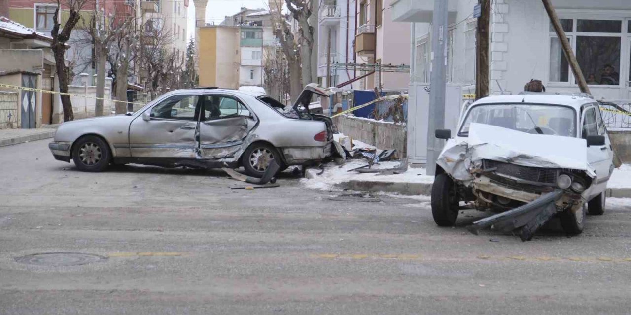 Kavşakta kaza! Karı koca yaralandı, kadının durumu ağır