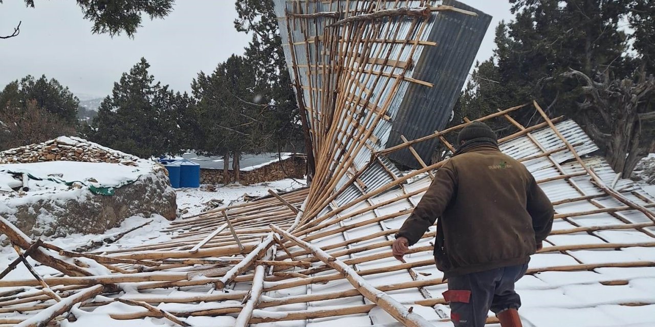 Bozkır’da şiddetli fırtına ahırın çatısını uçurdu