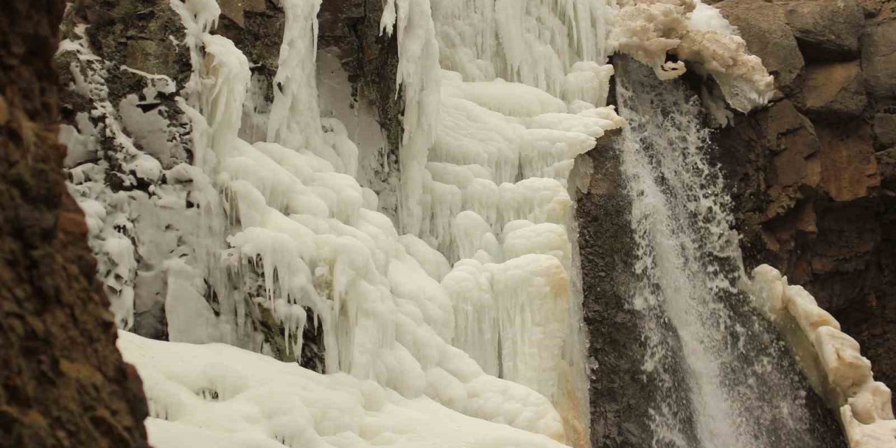 Afyon dondu, şelale Pamukkale'ye döndü