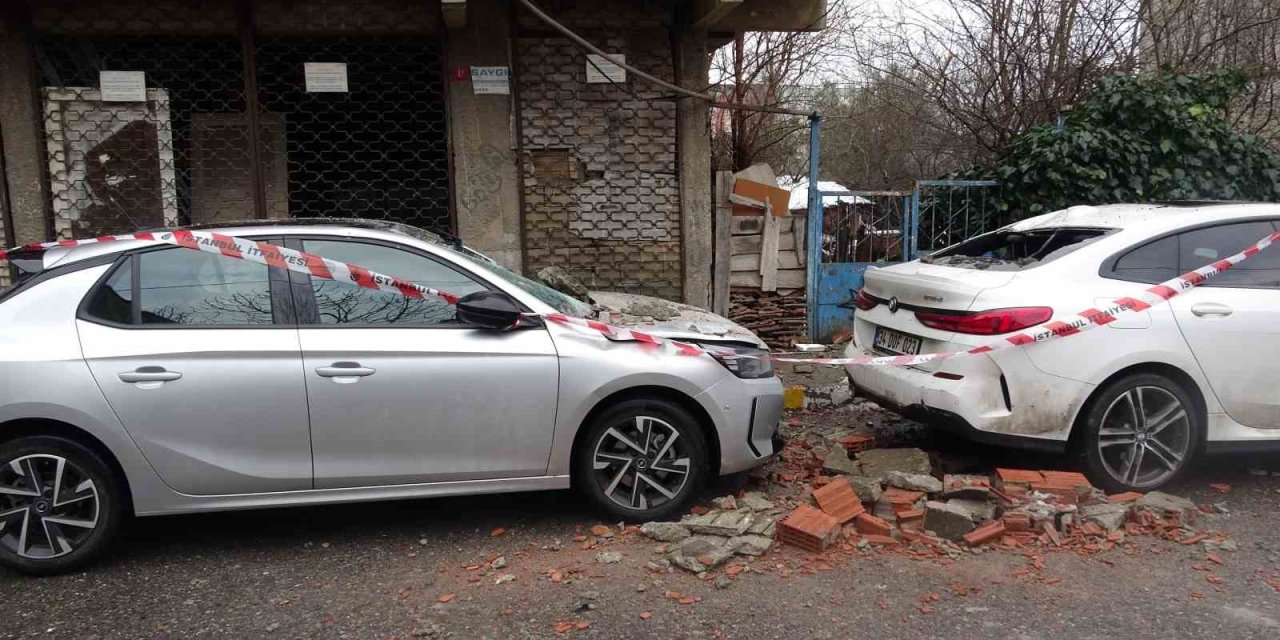 İstanbul'da yine balkon çöktü: 2 araç hasar gördü