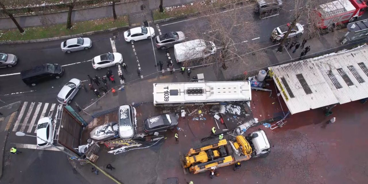 İçinde yolcularla otoparka daldı