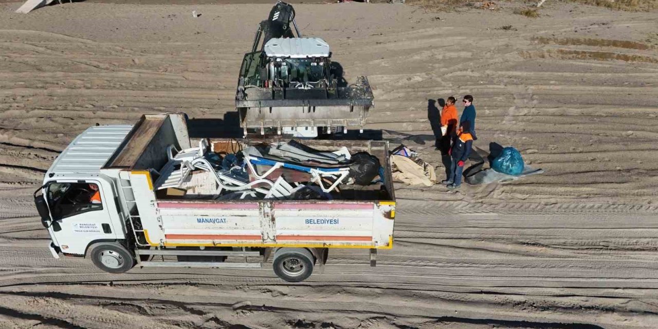 Fırtına vurdu, gönüllüler topladı! 5 saatte 52 torba çöp