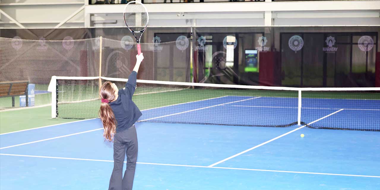 Karatay’da Tenis Heyecanı Zirvede: Gençler Kortta Mücadele Ediyor