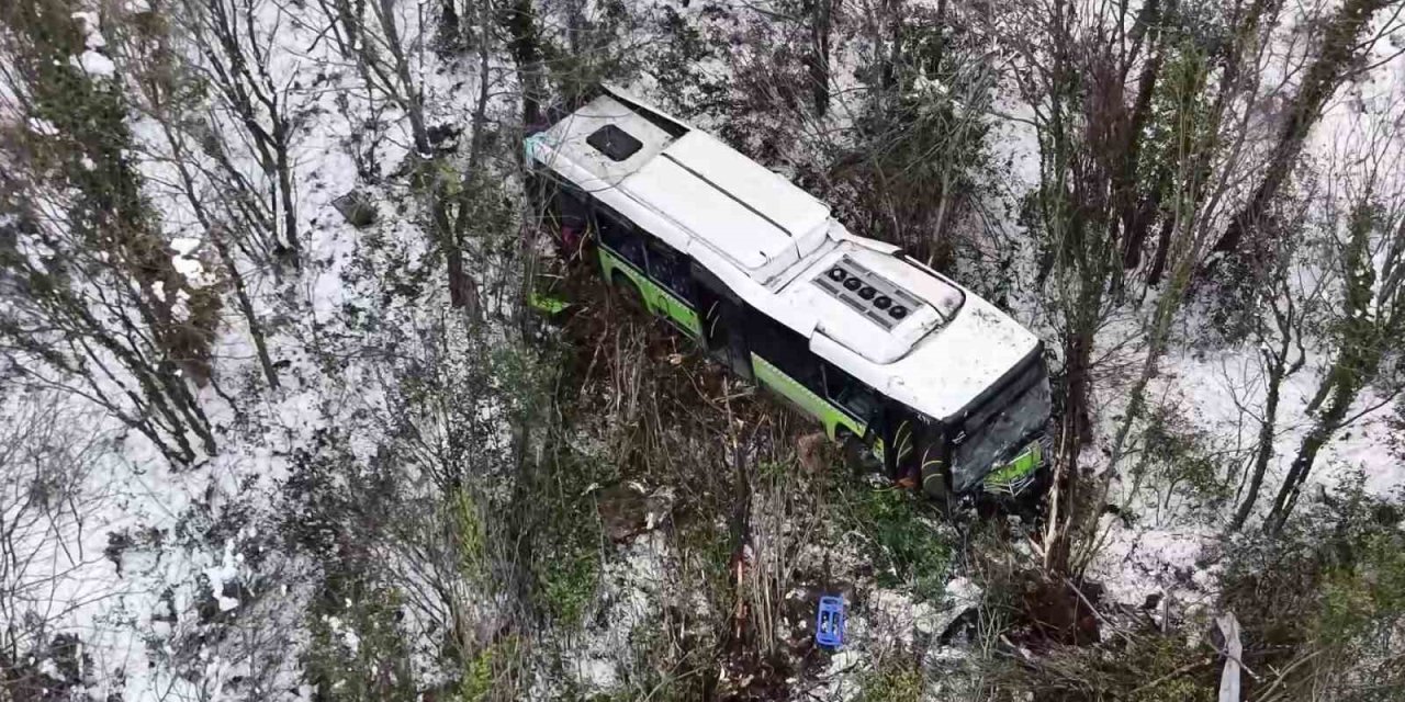 Kartepe’de Teleferik Hattında Sefer Yapan Otobüs Şarampole Yuvarlandı
