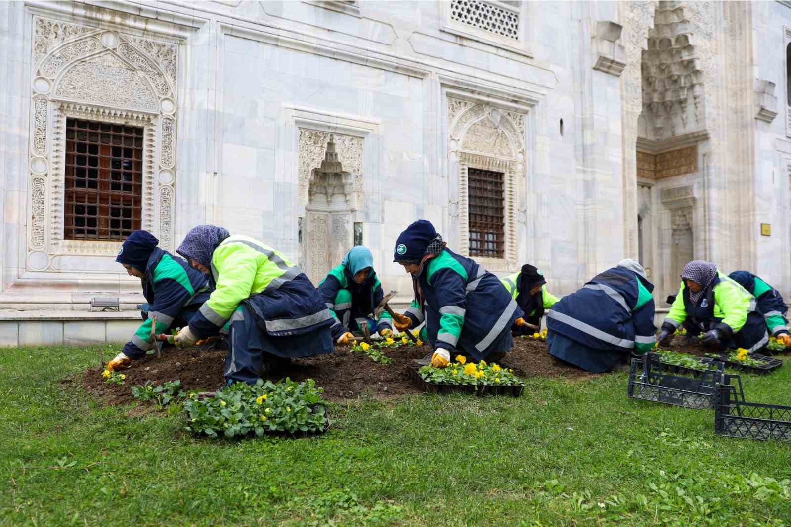 Bursa kışta da baharı yaşıyor