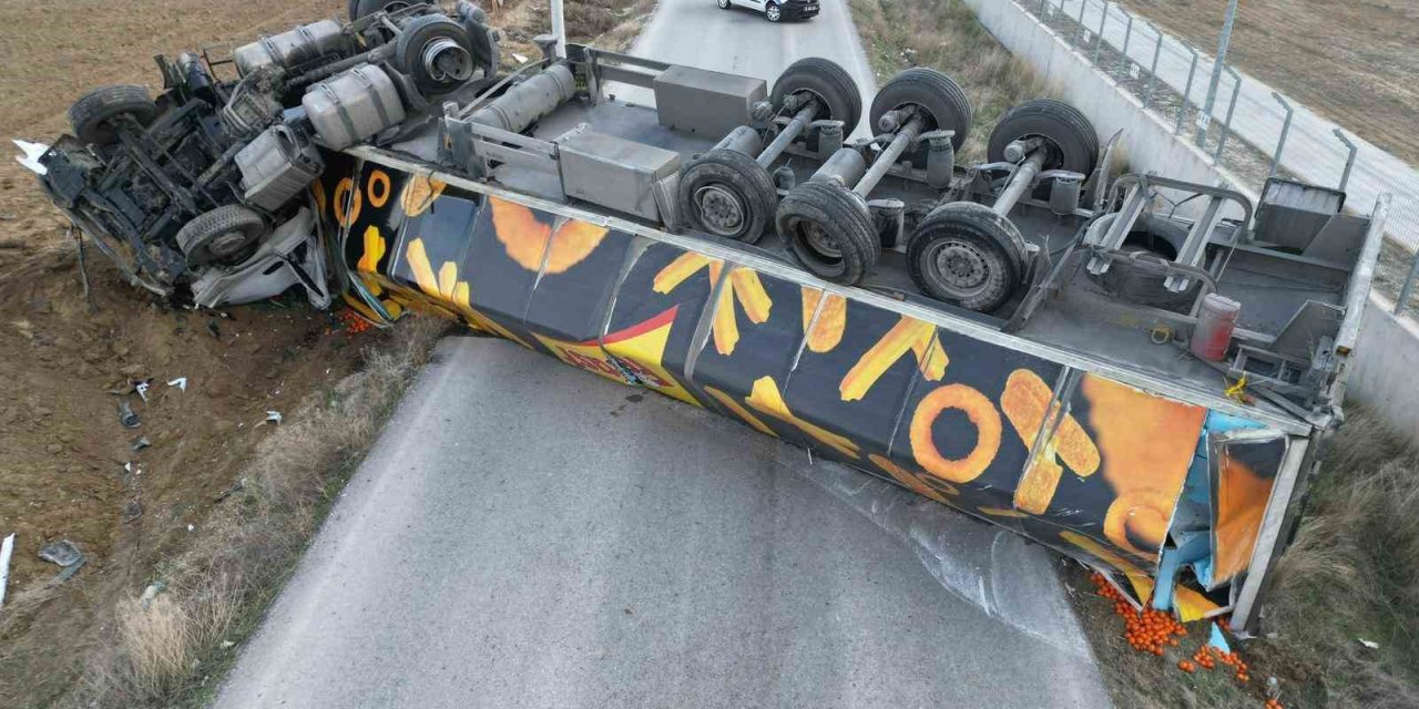 Afyon'da devrilen tır karayolunu ulaşıma kapattı