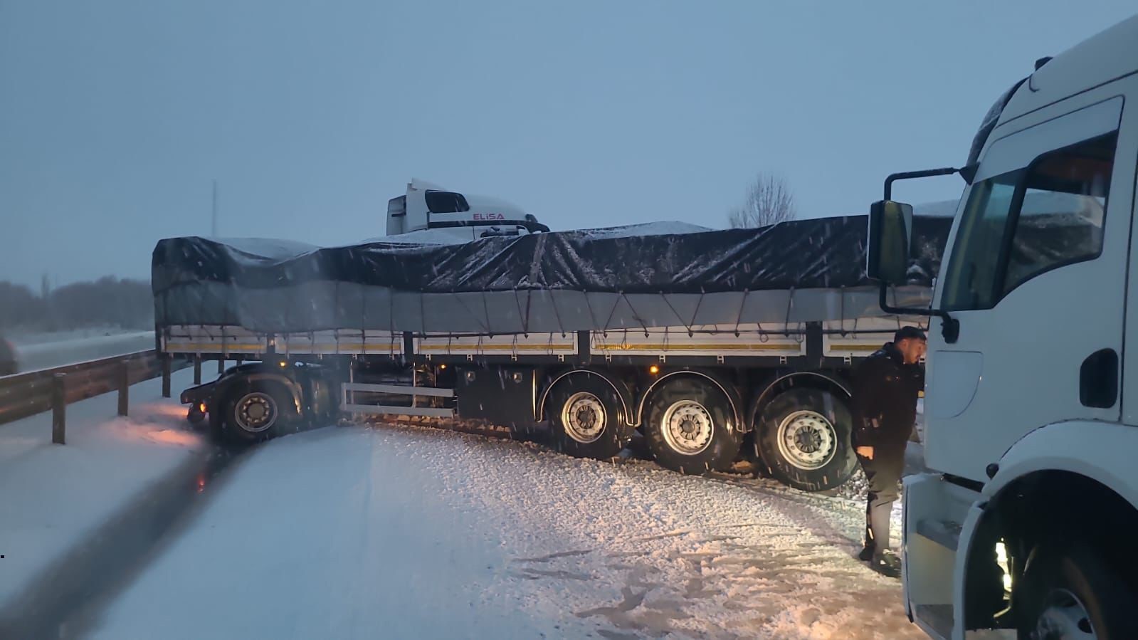 Afyonkarahisar’a kar yağdı kaza oldu yollar kapalı