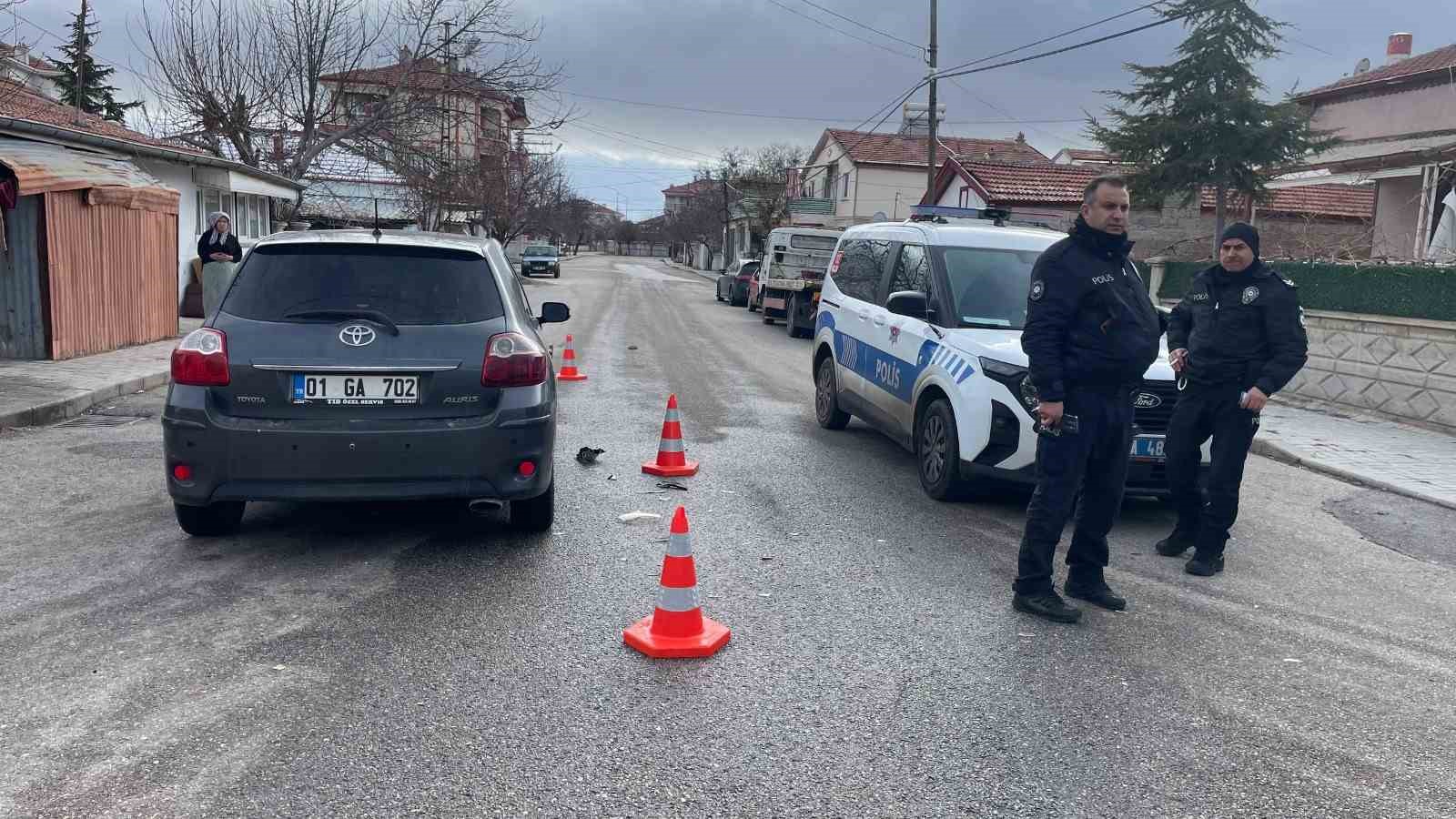 Otomobilin tamponu motosikletlinin çenesi kırıldı