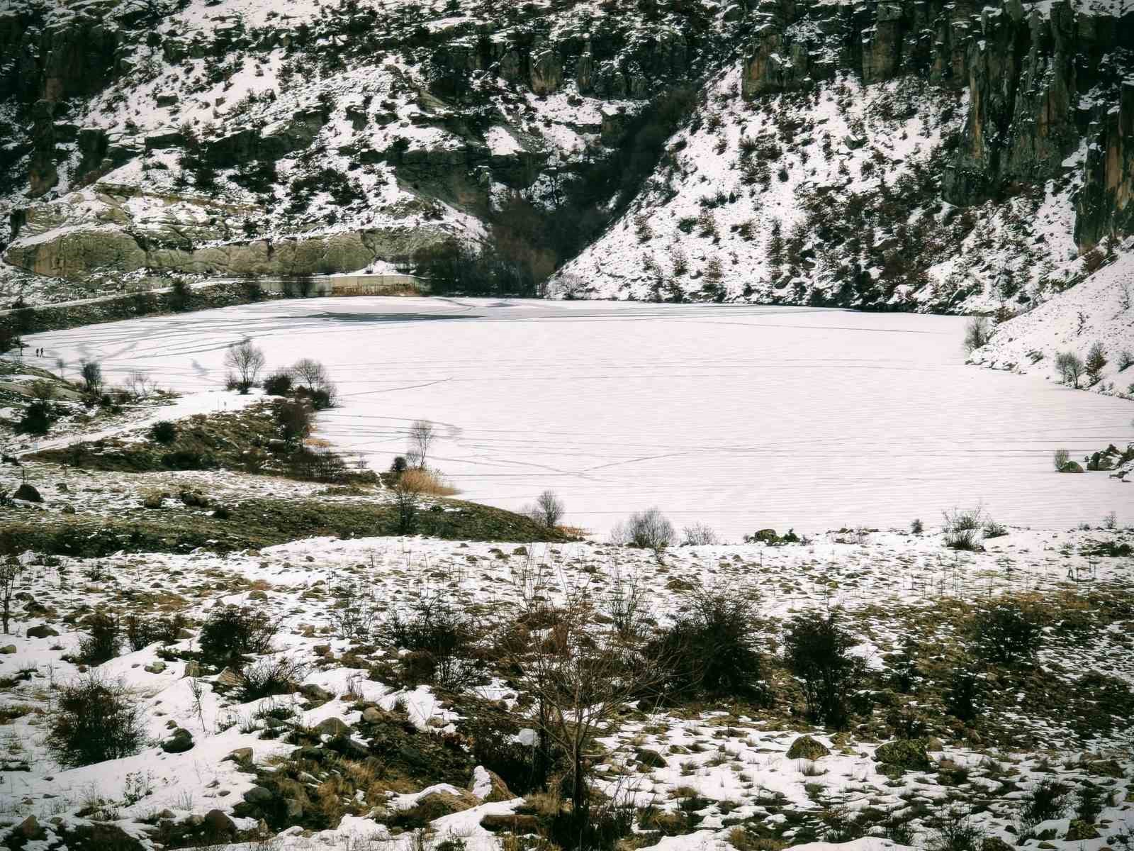 Konya'daki gölet önce su sonra buz tuttu