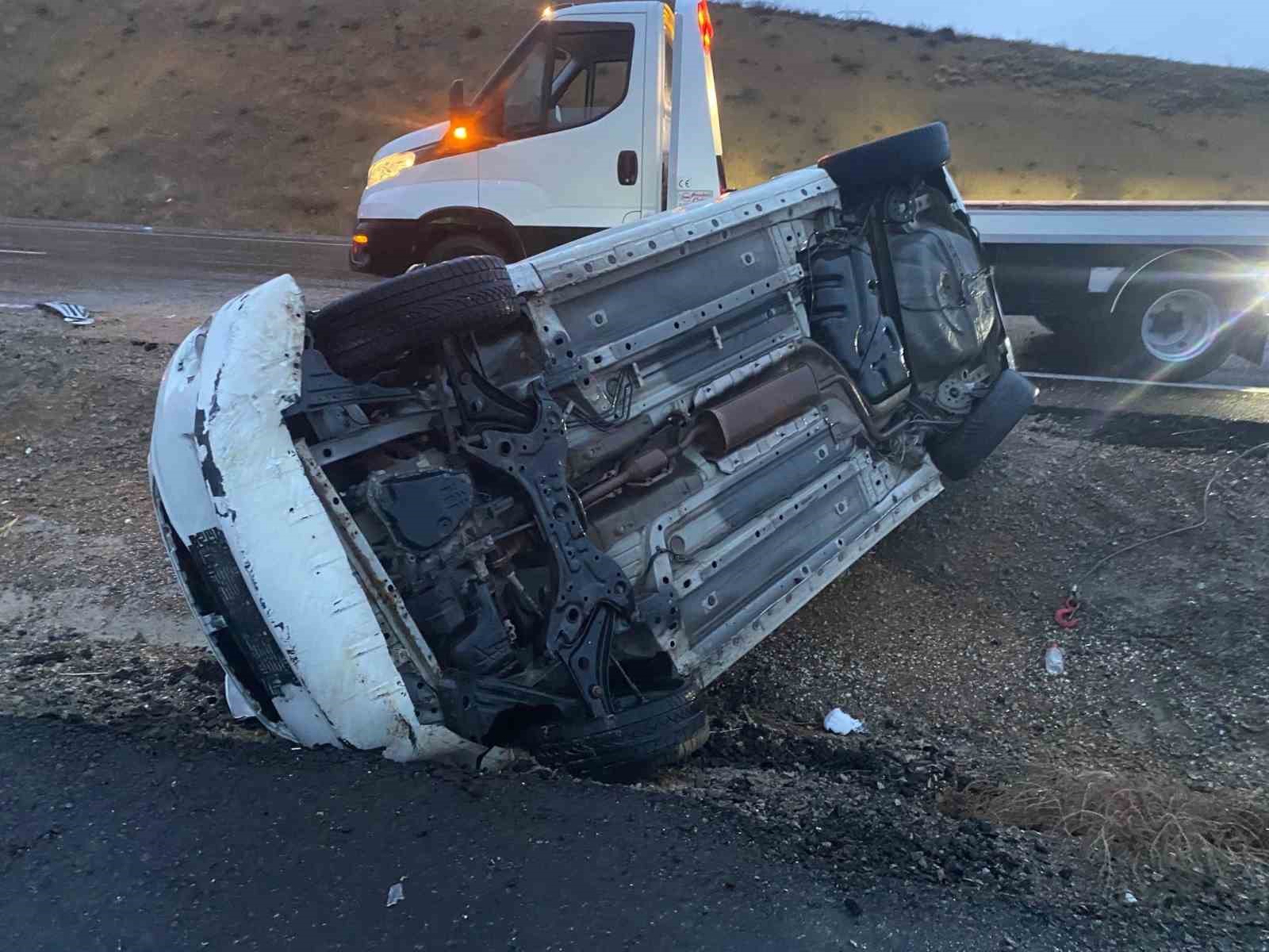 Kulu’da otomobil refüje devrildi: Aynı aileden 4 yaralı