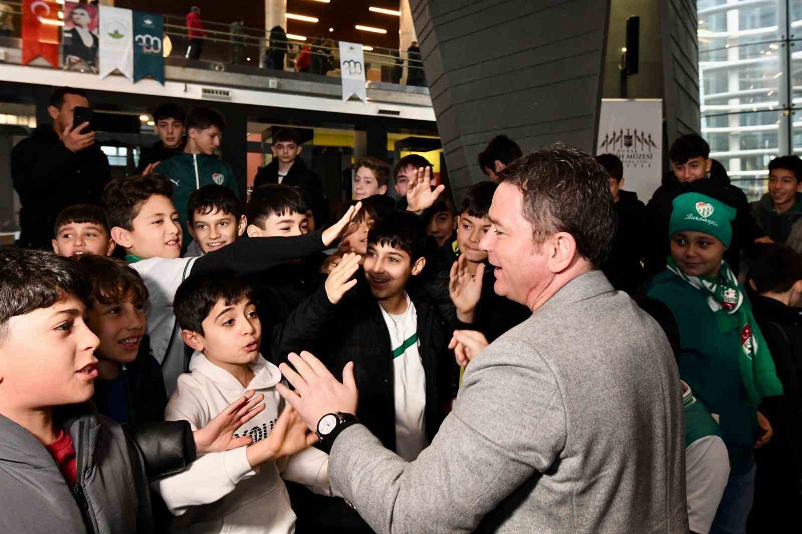 Bursaspor'a 90 nefer daha