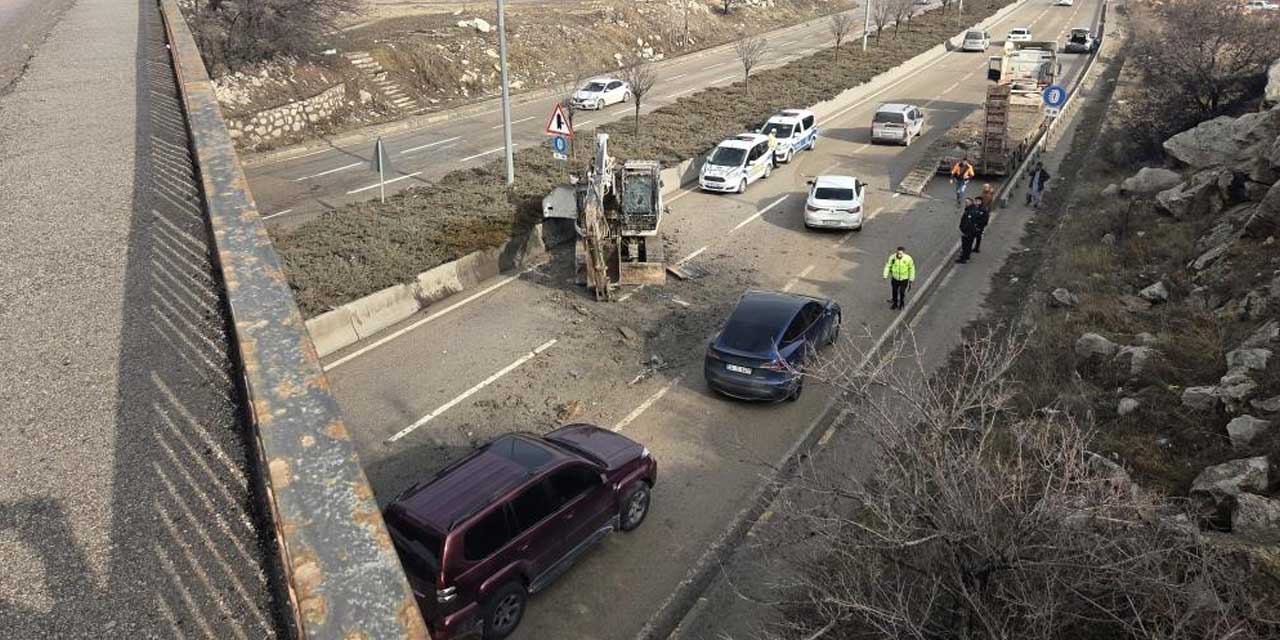 Tırdan kopan kepçe yola düştü, facia ucuz atlatıldı