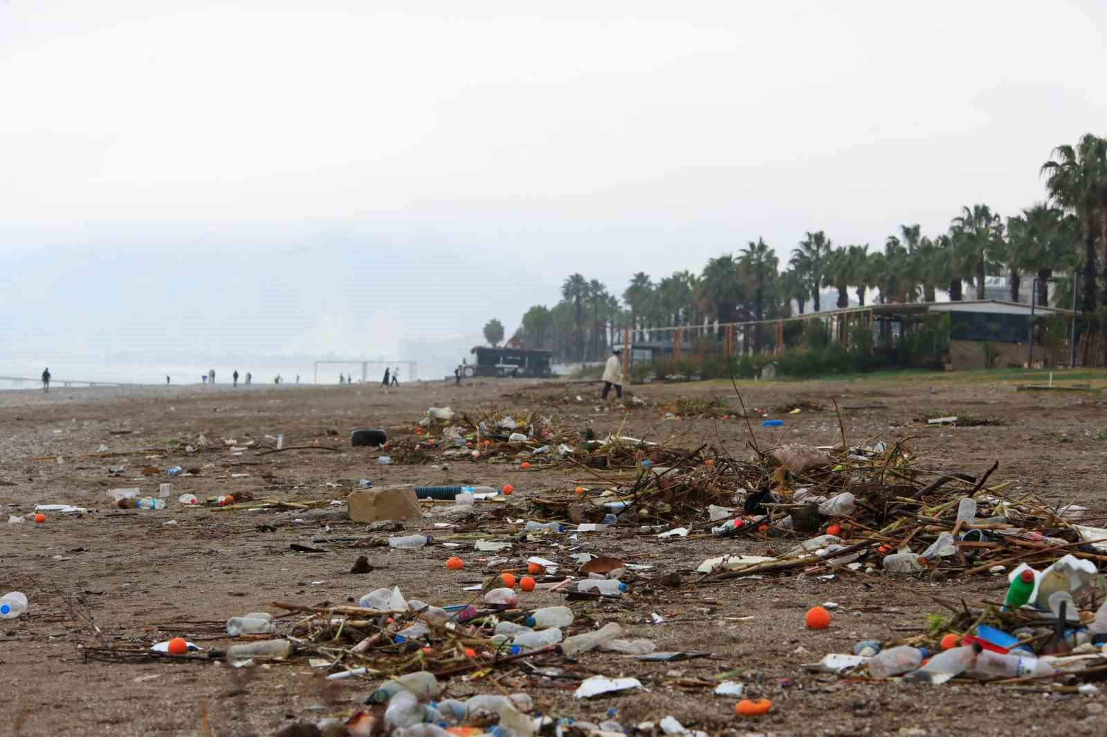 Deniz insanlara ait olanı geri verdi
