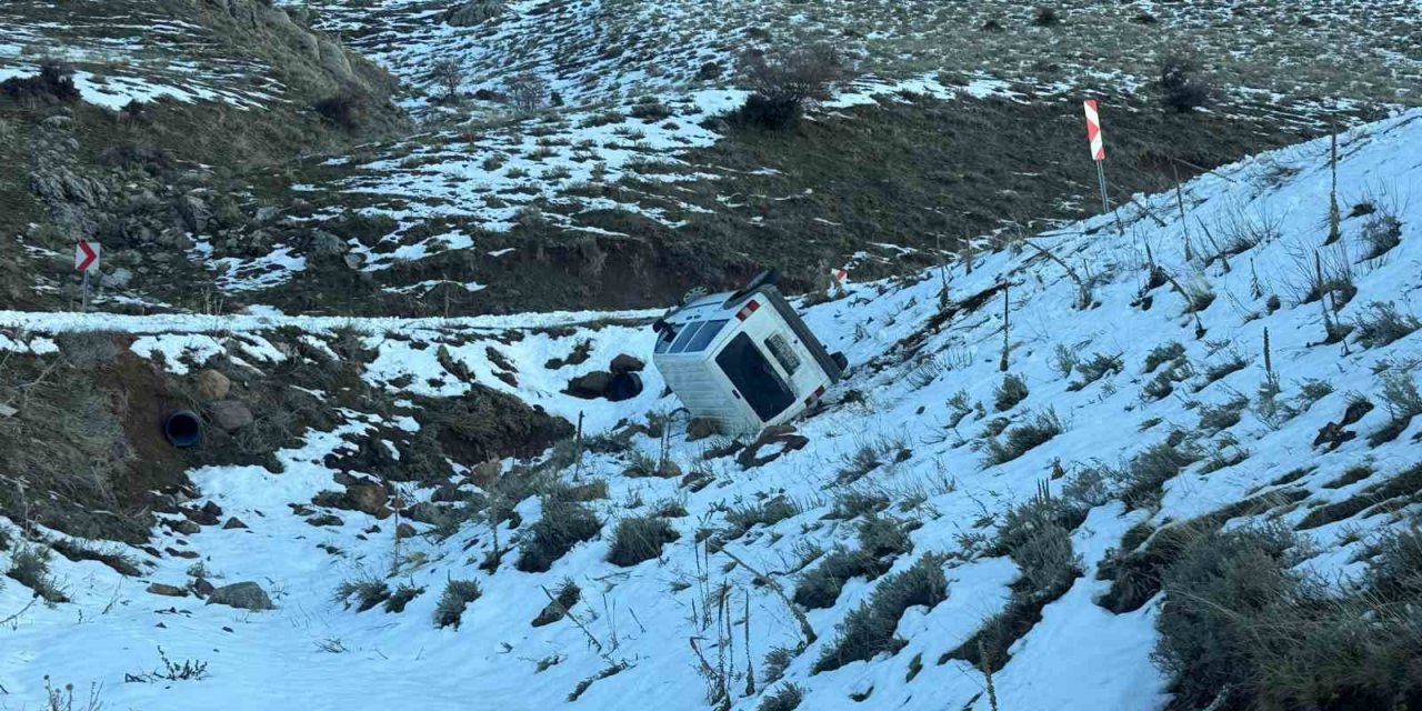 Emirdağ'da uçuruma yuvarlanan araçtakiler ölümden döndü