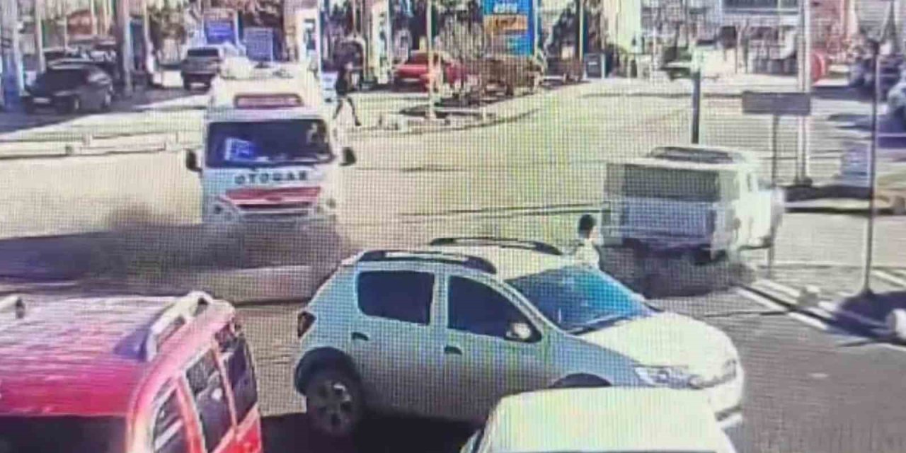 Yolcu minibüsü ile kamyonetin çarpıştığı kaza kameraya yansıdı