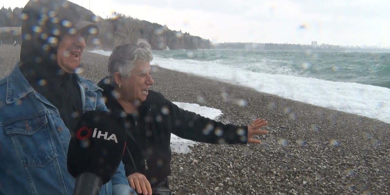 Röportaj yaparken dalgaya yakalandılar