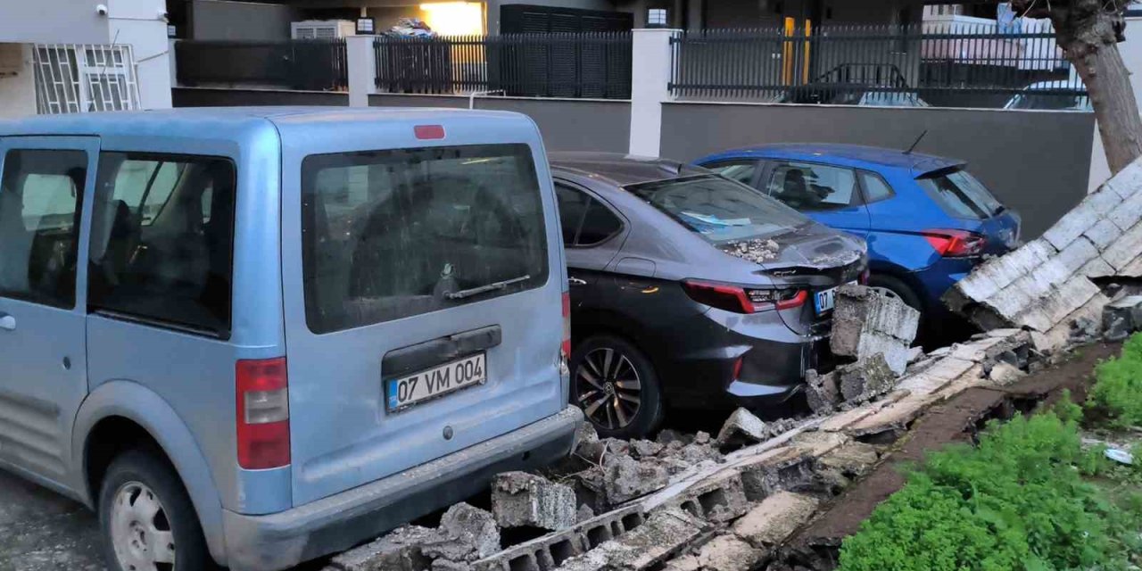 Şiddetli rüzgar Antalya'yı savaş alanına çevirdi