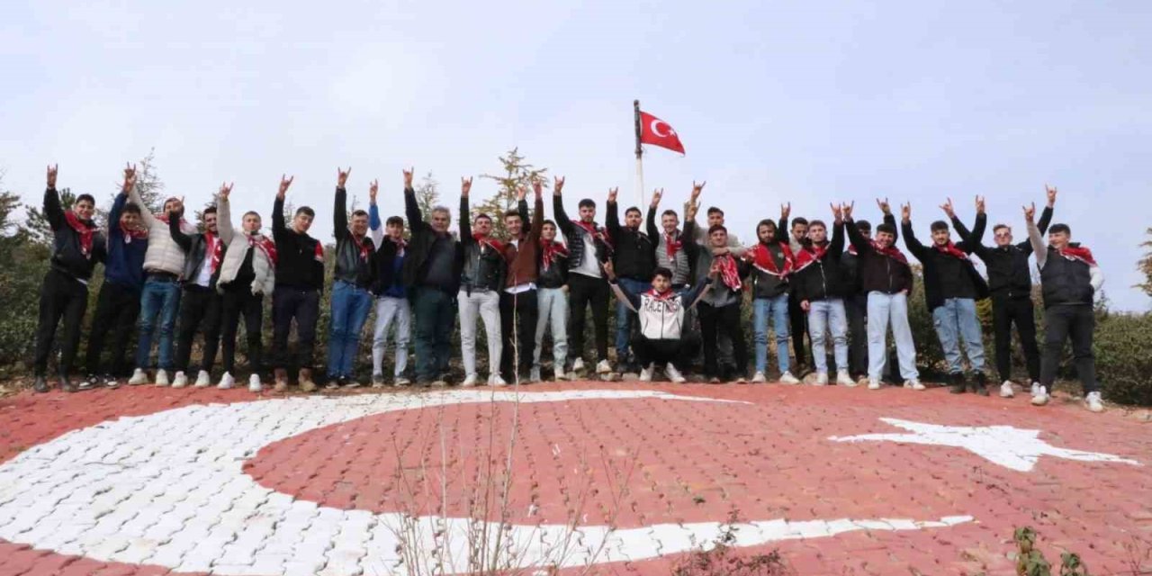 Asker adayları ilk nöbetlerini köylerindeki bu tepede tutuyor