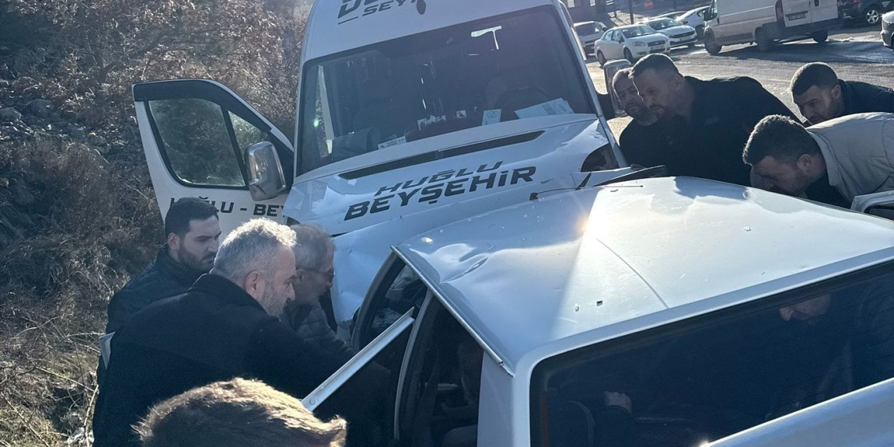 Karşı şeride geçti, minibüsle çarpıştı! Araçta sıkışan baba hayatını kaybetti