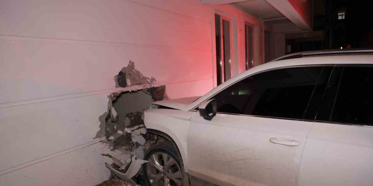 Polisten kaçarken duvara çarptı, araçtan indi koşarak kaçtı