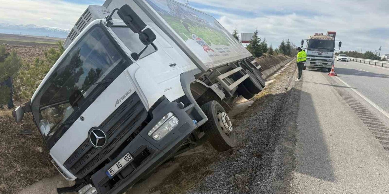 Peynir yüklü kamyon refüje girdi! Kaza ucuz atlatıldı