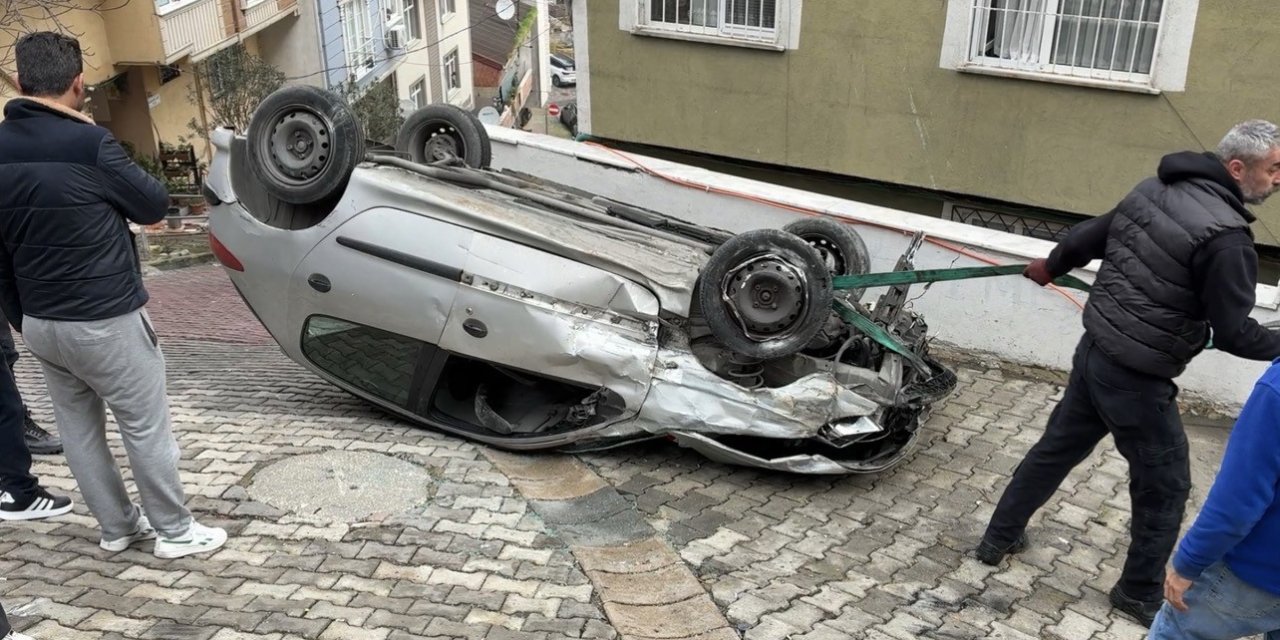 Faciadan dönüldü: Doğal gaz kutusuna çarpan otomobil takla attı