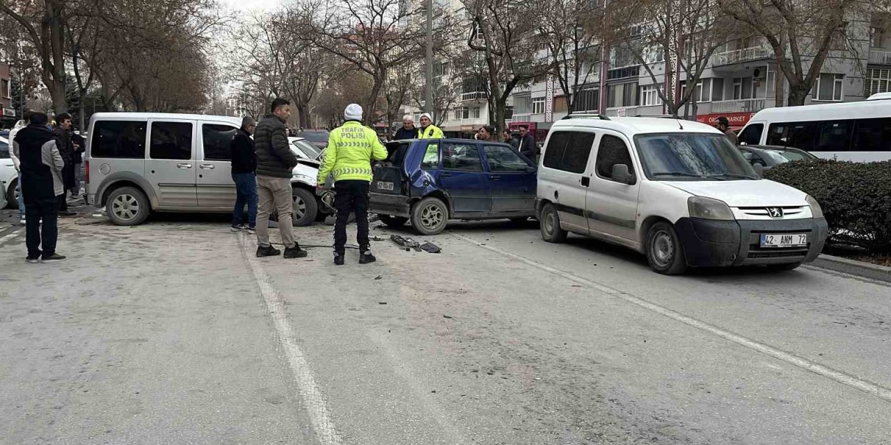 Konya'nın göbeğinde kırmızı ışık dehşeti! 7 aracın arasına daldı