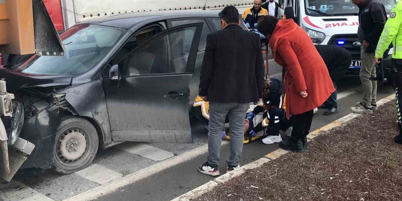 Otomobil, kırmızı ışıkta bekleyen tıra çarptı