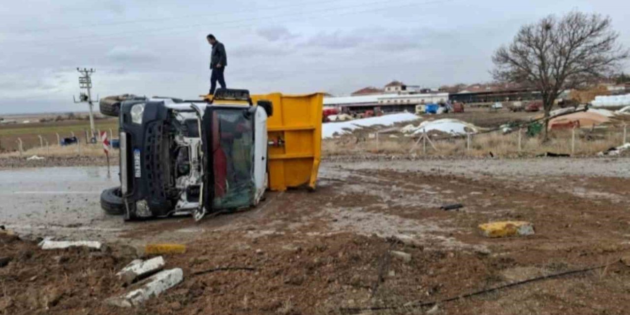 Kontrolden çıkan kamyon devrildi: Sürücü ve yolcu yaralandı