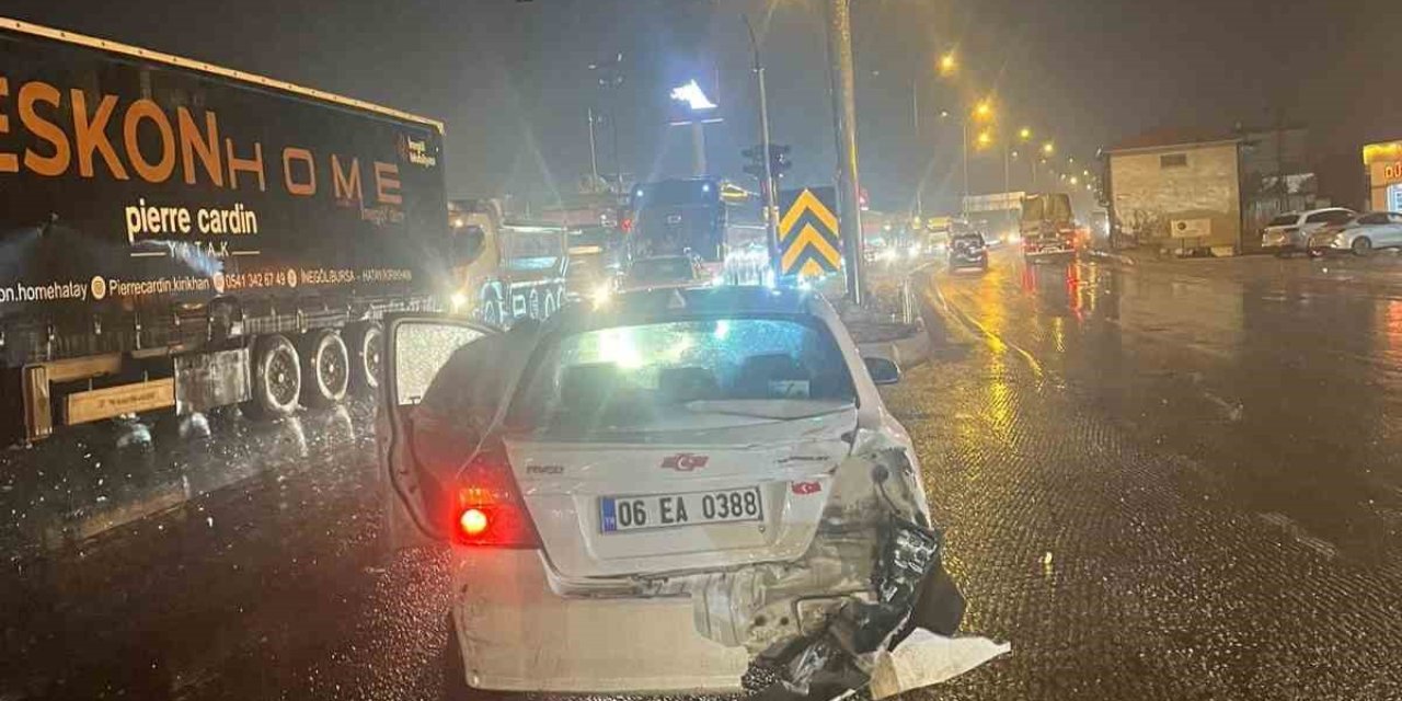 Işıklı Kavşakta Tır Kazası: 2 Kişi Yaralandı