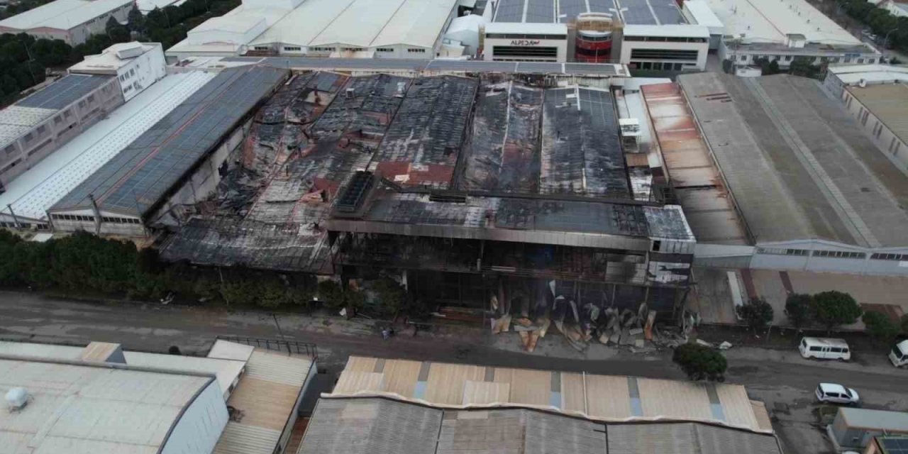 Sabaha kadar yanan fabrika böyle görüntülendi