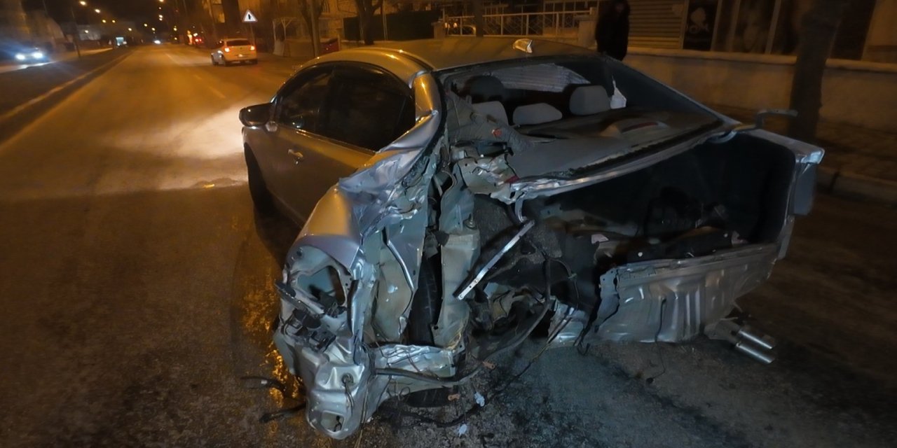 Kaza yapan otomobil dönerek savruldu