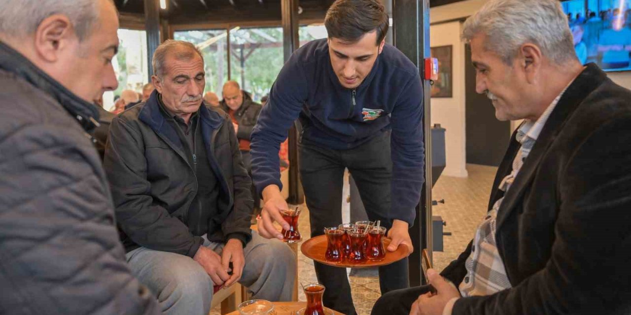 Bu kıraathanede çay 5 lira, muhabbet sınırsız