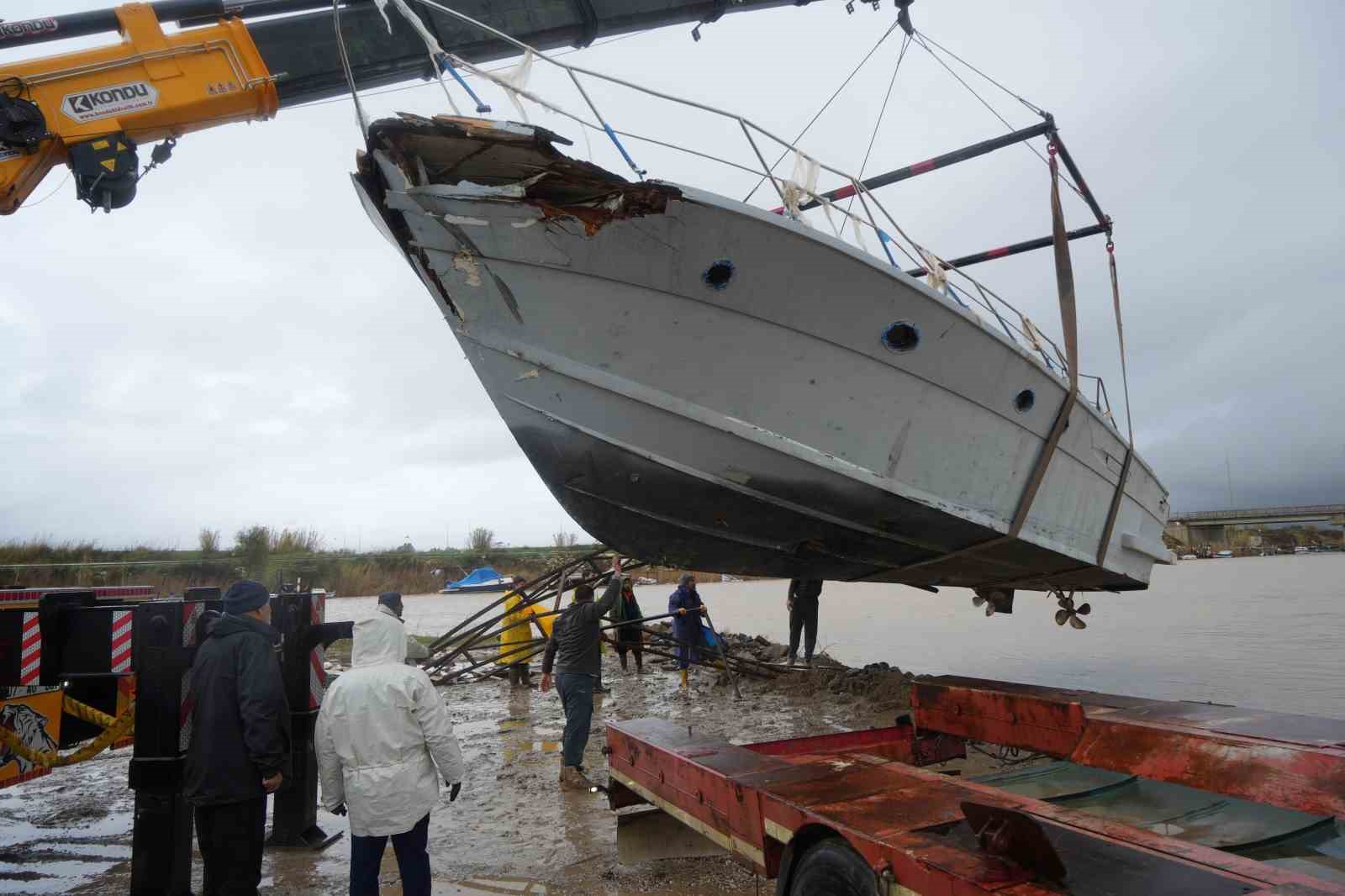 Tekneler karaya çıktı vinçler onları taşıdı