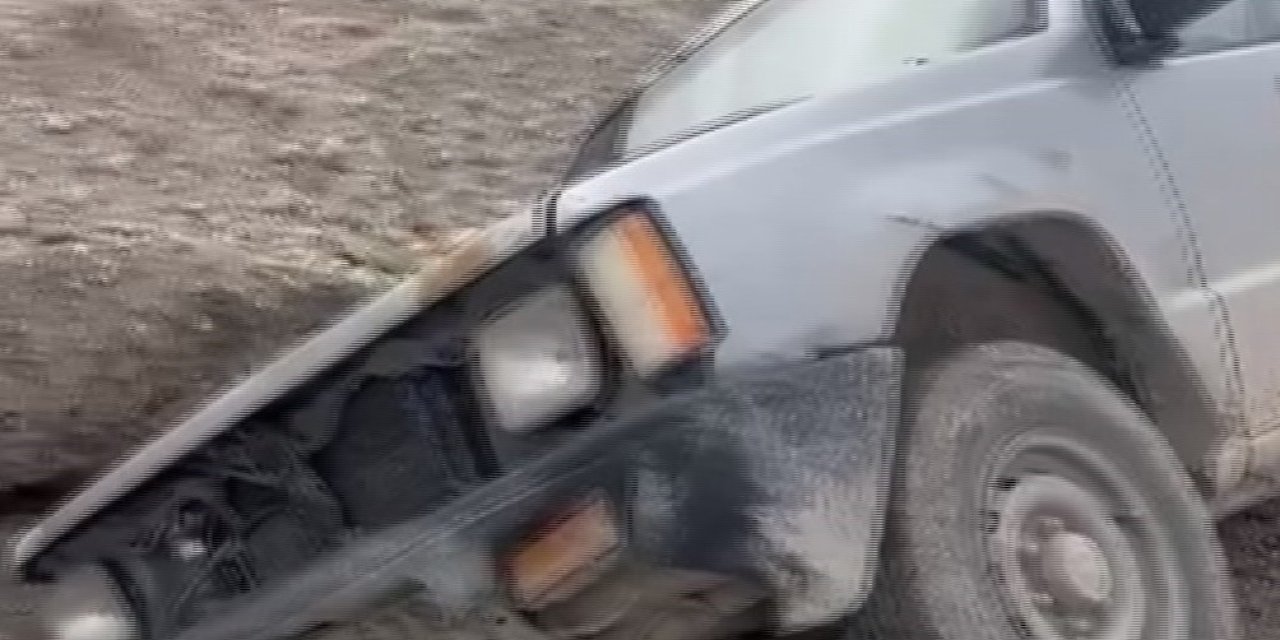 Karapınar’da Yol Çalışması Kazaya Neden Oldu! Pikap Çukura Düştü