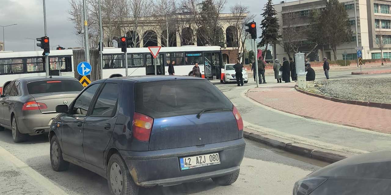 Belediye otobüsü otomobili sürükledi! Trafik durdu