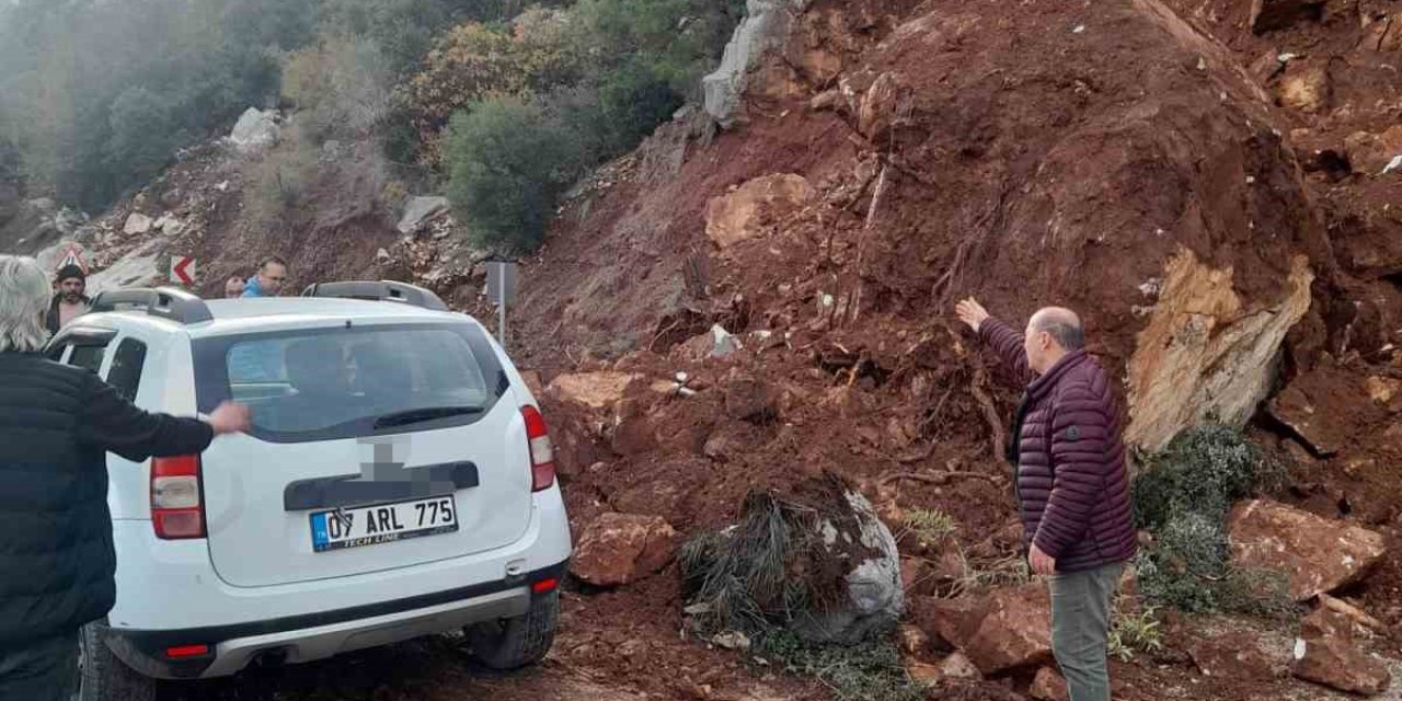 Yola düşen kayaları iple araca bağlayıp çektiler