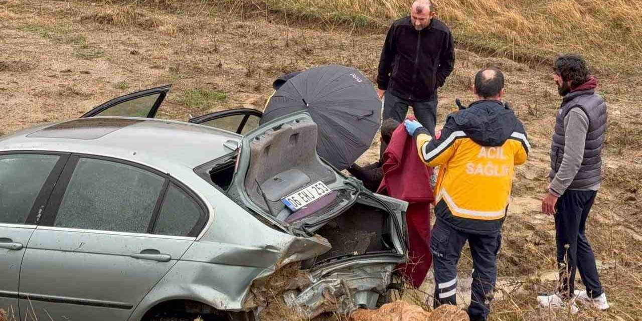 Ekipler gelene kadar yaralılara şemsiye tuttu