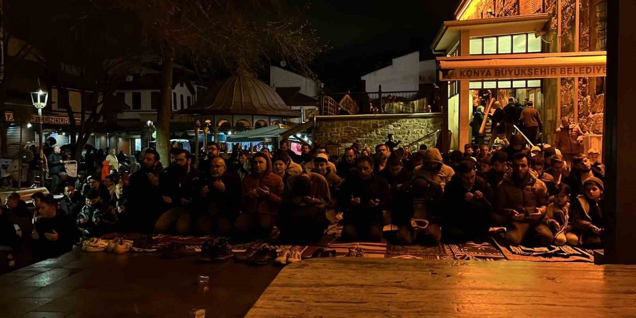 Kandil gecesinde Konya’da dualar semaya yükseldi