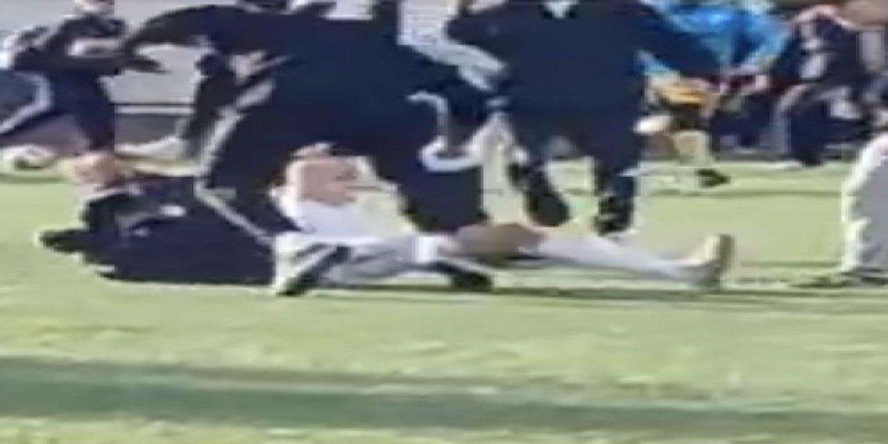 U18 maçında saha karıştı! Sandalyeler havada uçuştu