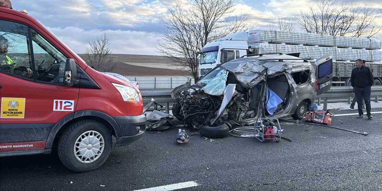 Kulu Kavşağı'nda feci kaza! Ticari araç kağıt gibi ezildi, yolcu hayatını kaybetti