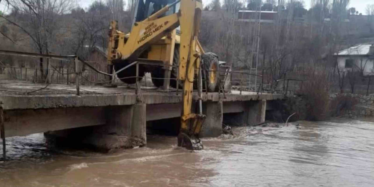 Aygır Şelalesi’nde su seviyesi yükseldi, ekipler önlem alıyor