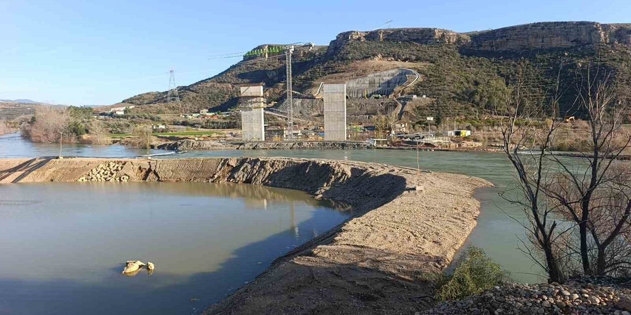 Oymapınar’dan bırakılan su Manavgat Irmağı’nı taşırdı! Şantiyeler su altında