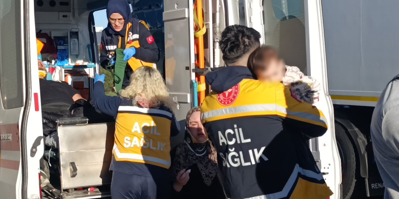 Kazada annesi yaralanan bebek 112 görevlisinin kucağında annesini bekledi