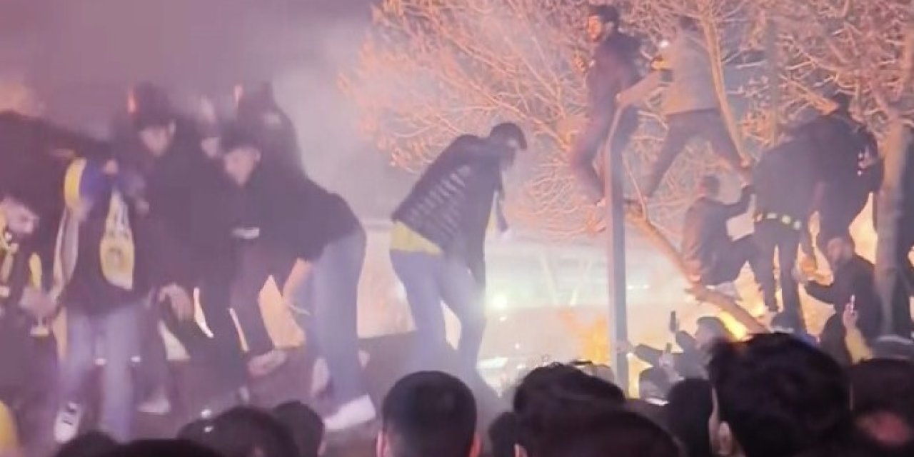 Kante’yi karşılamak isteyen taraftarların çıktığı çardak çöktü